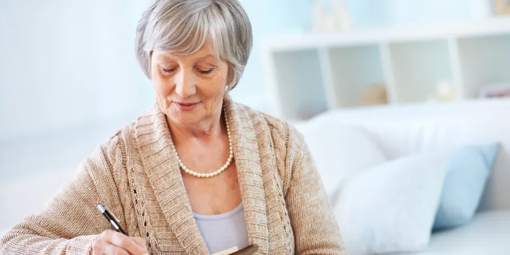 Ältere Patientin informiert sich über Krebsvorsorge und Gesundheitsuntersuchungen