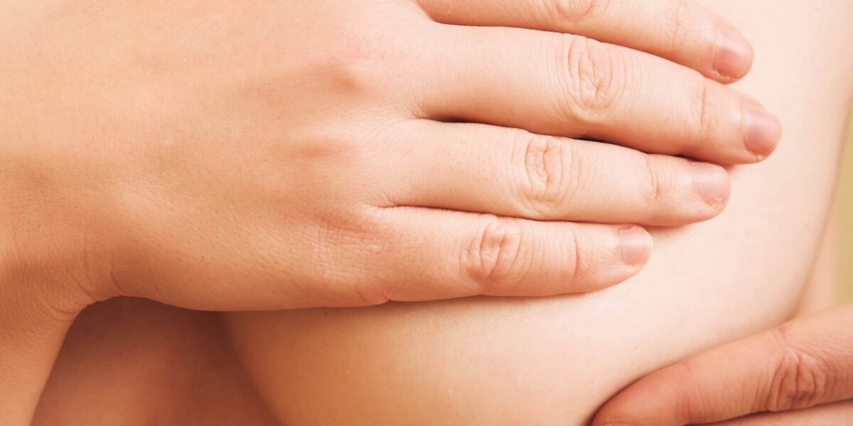 Ältere Patientin informiert sich über Krebsvorsorge und Gesundheitsuntersuchungen