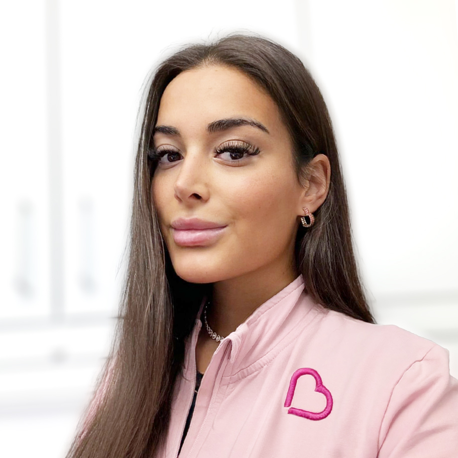 Cansel_Talas_2025_920x920_03 Porträtfoto von Cansel Talas vor hellem Hintergrund.