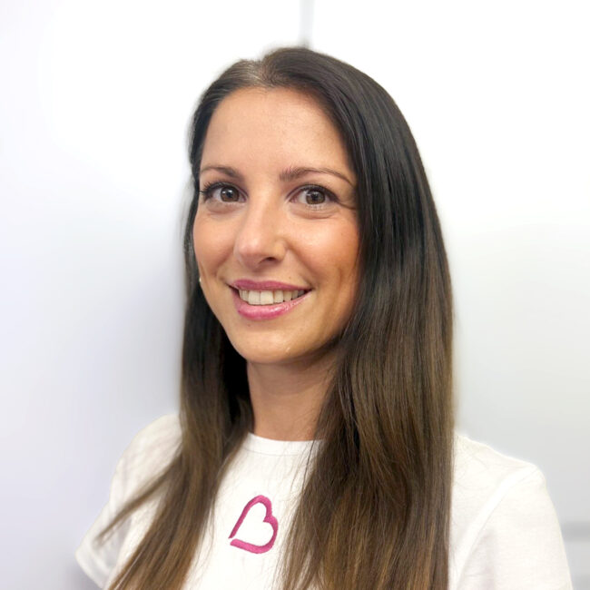 Ivelina Fenn Portaitfoto Ivelina Fenn vor hellem Hintergrund