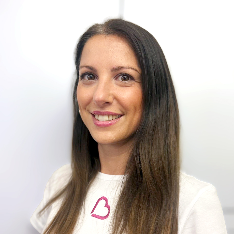 Ivelina Fenn Portaitfoto Ivelina Fenn vor hellem Hintergrund