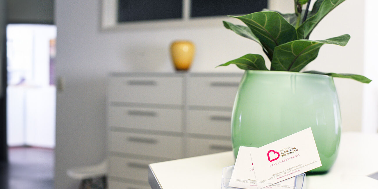 Praxis Closeup Empfangsbereich der Frauenarztpraxis Böckenhoff mit visitenkarte