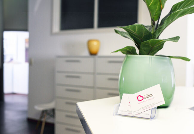 Closeup Empfangsbereich der Frauenarztpraxis Böckenhoff mit visitenkarte