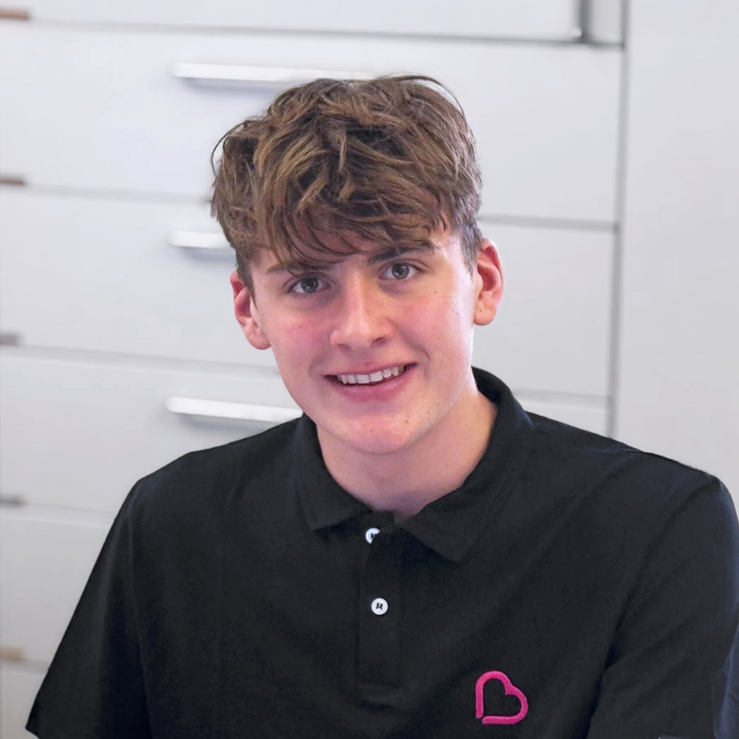 Wilhelm_Böckenhoff_Quadratisch Wilhelm Böckenhoff, ältester Sohn von Alexandra Böckenhoff, unterstützt in der Frauenarztpraxis Böckenhoff in Schweinfurt. Er trägt ein Polo-Shirt mit Praxislogo und unterstützt das Team ab Dezember beim Scannen und Archivieren von Befunden.